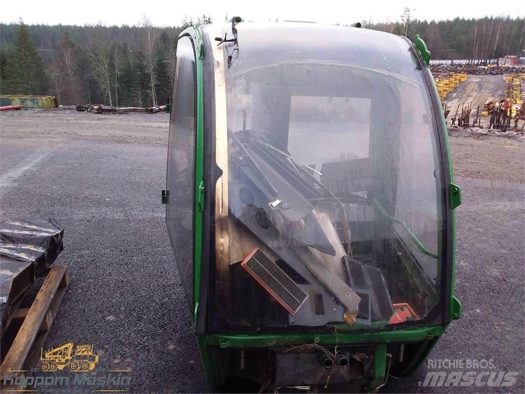 John Deere 1910e Кабина