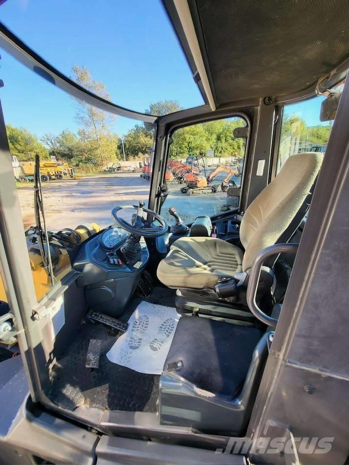 Mecalac AS 700 Колесни товарачи