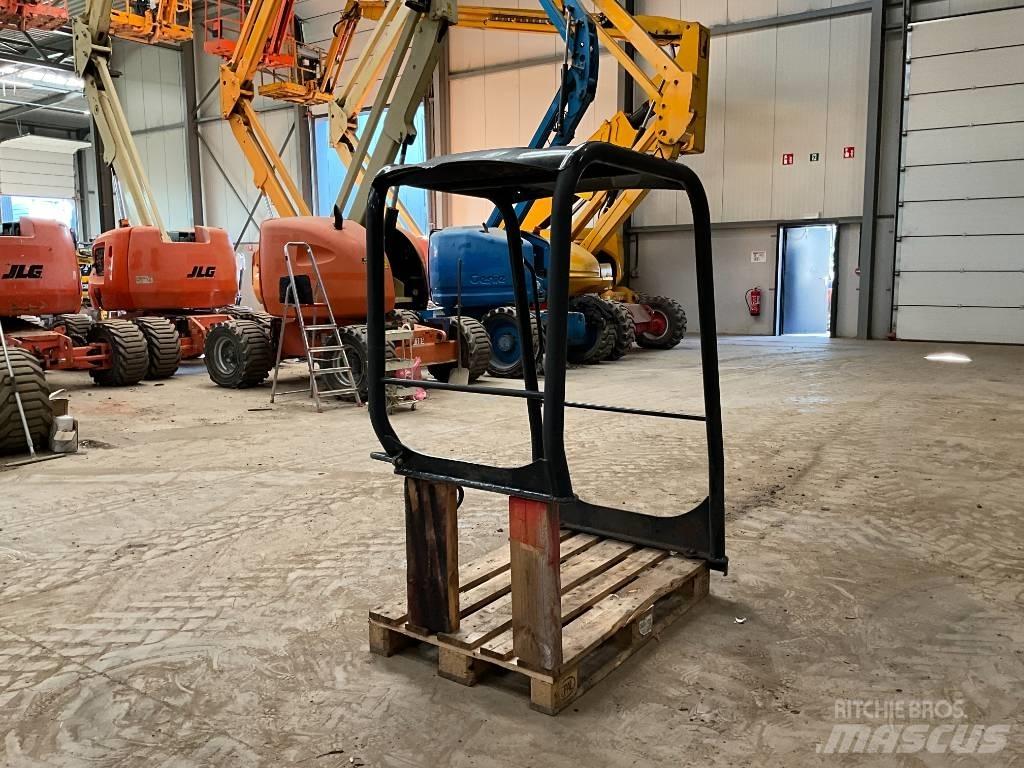 Kubota U 27-4 Кабина