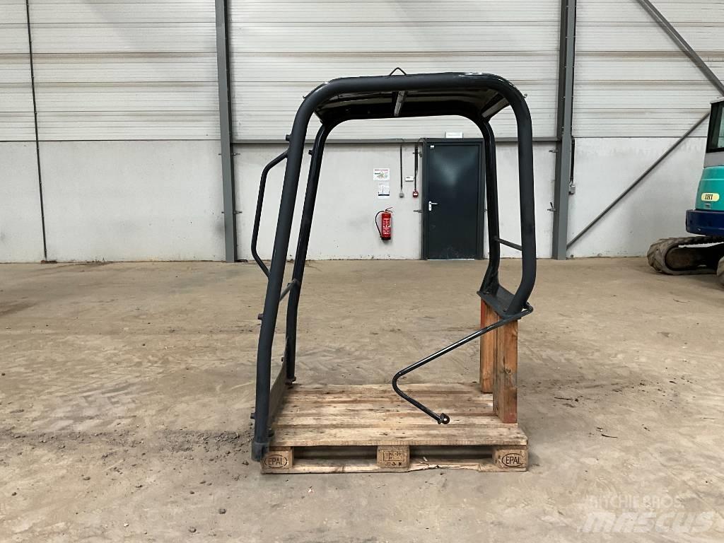 Kubota U 27-4 Кабина