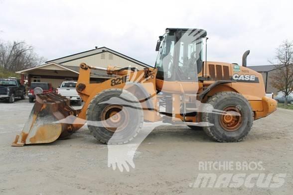 CASE 821E Колесни товарачи