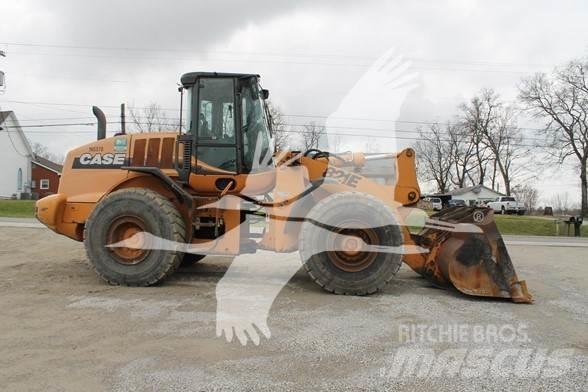 CASE 821E Колесни товарачи