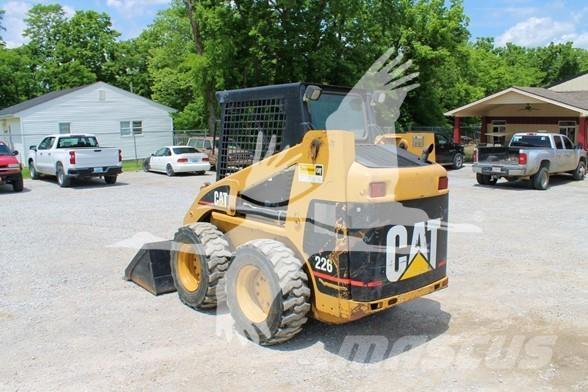 CAT 226 Мини товарачи
