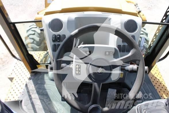 CAT 416F2 Товарач със заден ексватор