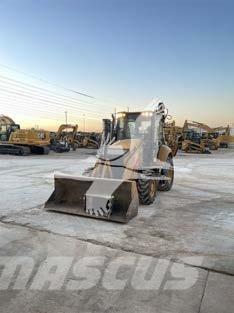 CAT 416F2 Товарач със заден ексватор