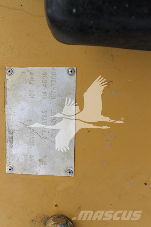 CAT D5M XL Верижни булдозери
