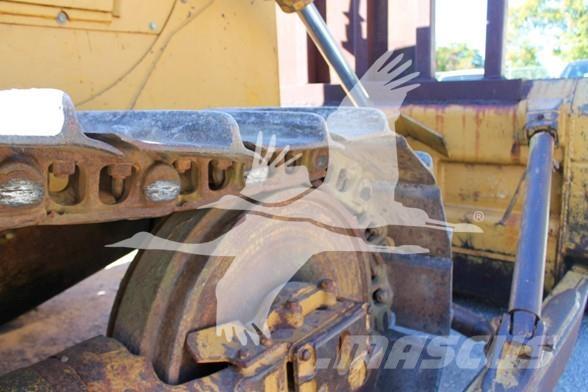 CAT D6D Верижни булдозери
