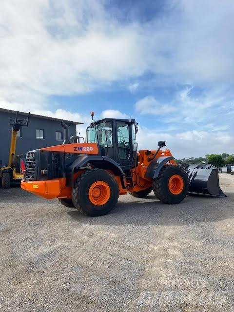 Hitachi ZW 220 Колесни товарачи