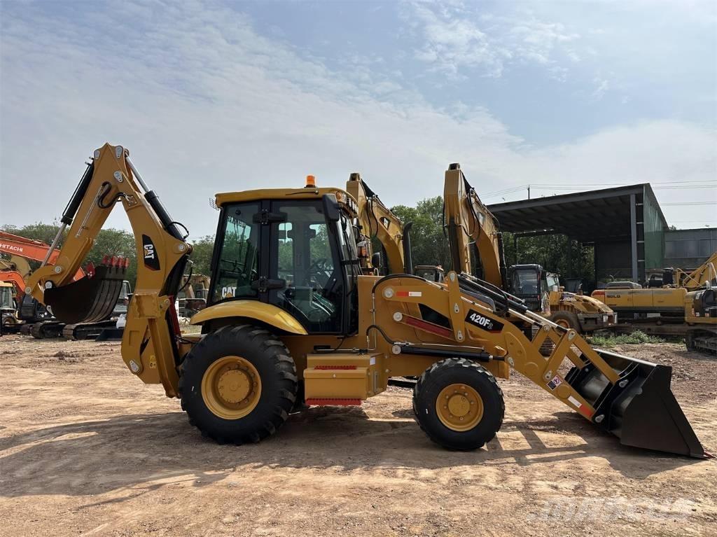 CAT 420 F2 Товарач със заден ексватор