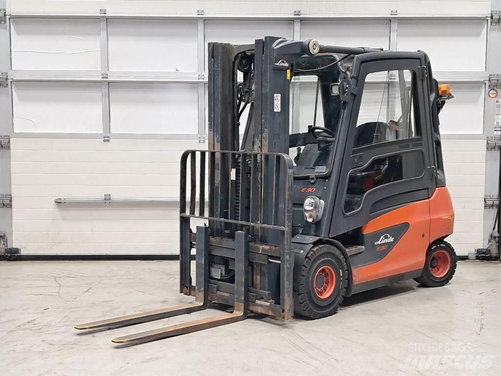 Linde E30-01 Електрически вилични кари-повдигачи