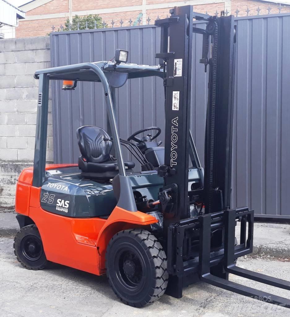 Toyota 02 7 FDF 25 Дизелови камиони