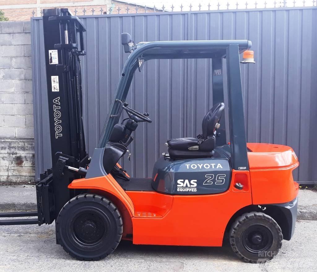 Toyota 02 7 FDF 25 Дизелови камиони