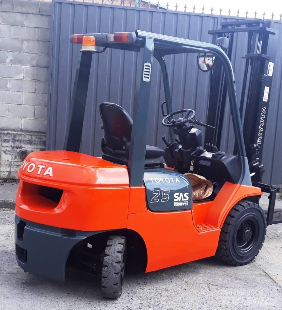 Toyota 02 7 FDF 25 Дизелови камиони