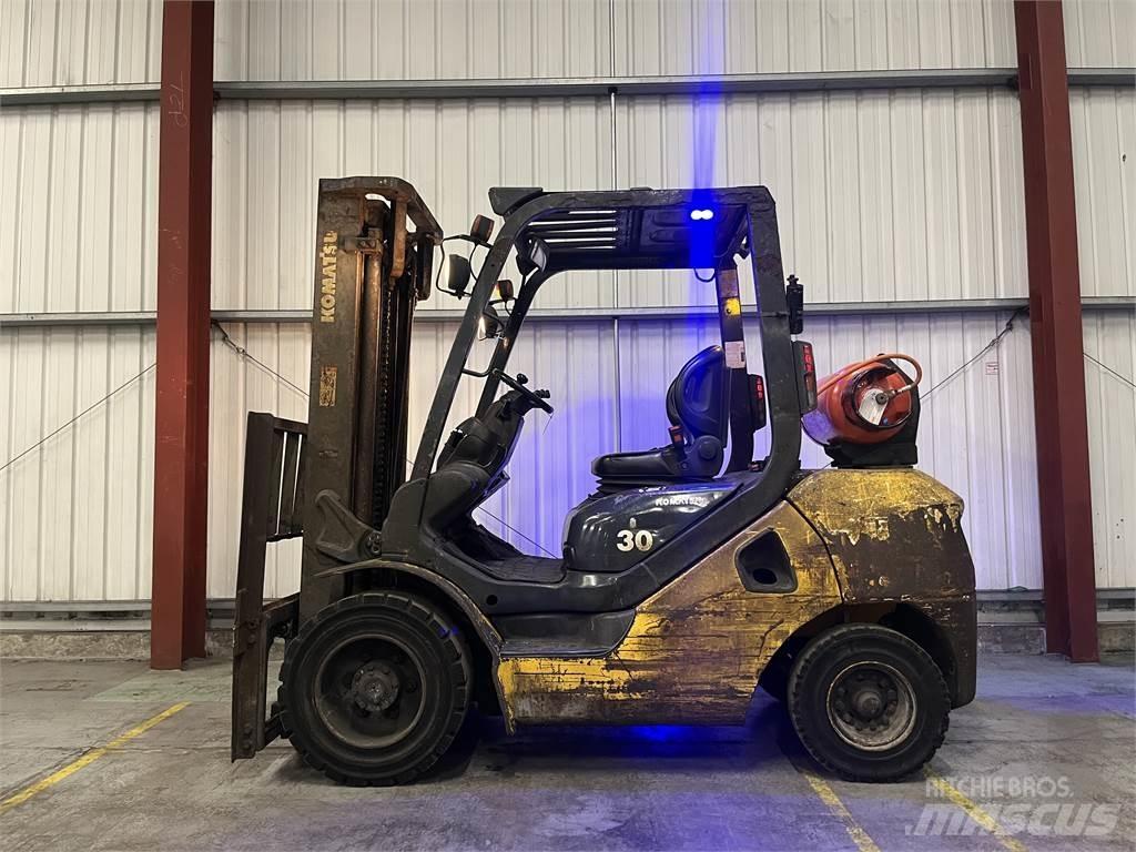 Komatsu FG30T-17 Камиони с АГУ