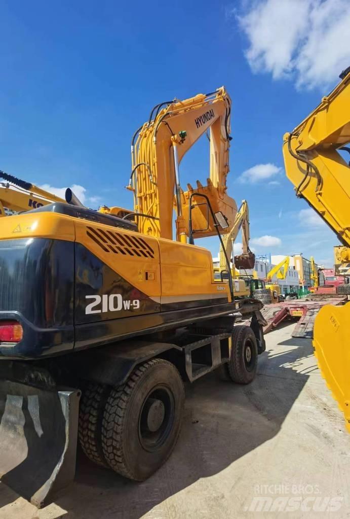 Hyundai R210W-9 Колесни екскаватори