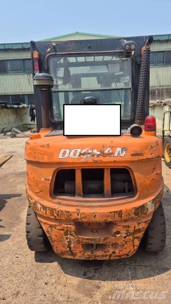 Doosan D 35 C-5 Електрически вилични кари-повдигачи