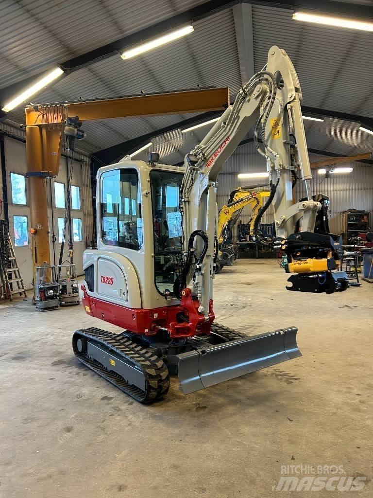 Takeuchi TB225 Мини екскаватори < 7 т