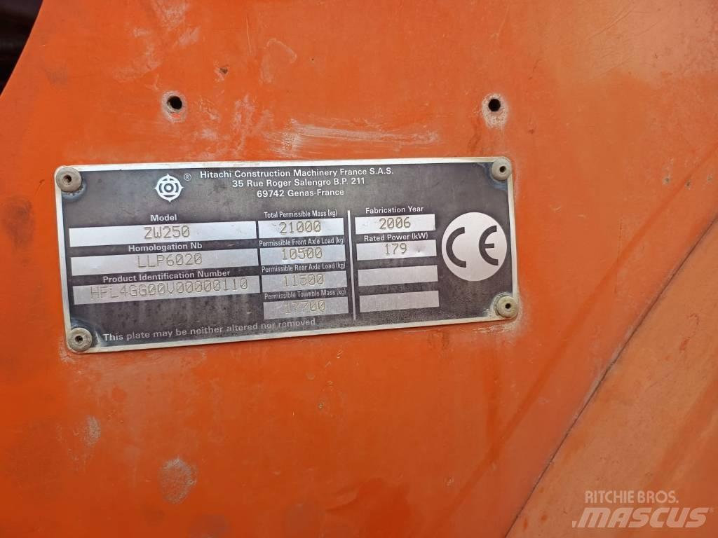 Hitachi ZW 250 Колесни товарачи