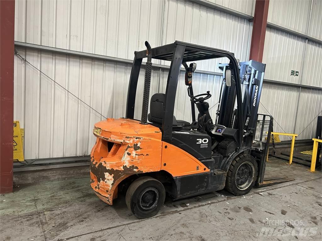 Doosan D30S-5 Дизелови камиони