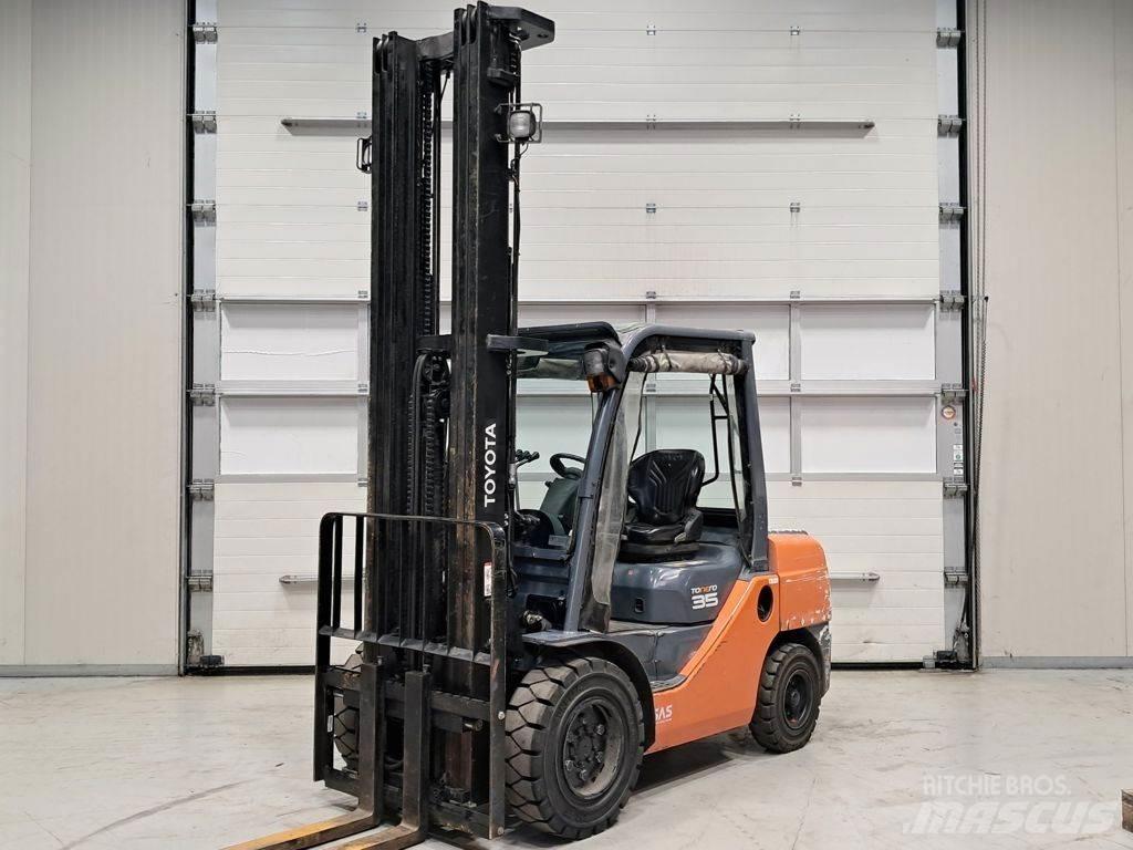 Toyota 02-8FDJF35 Дизелови камиони