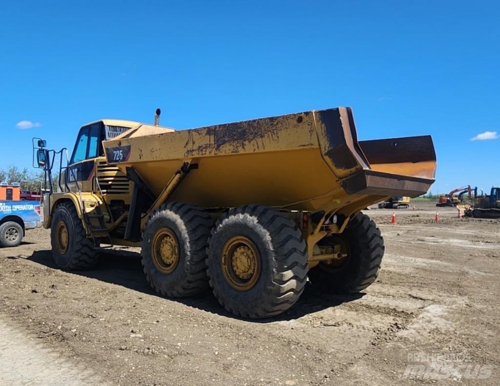 CAT 725 Дъмпери/моторни превозни средства