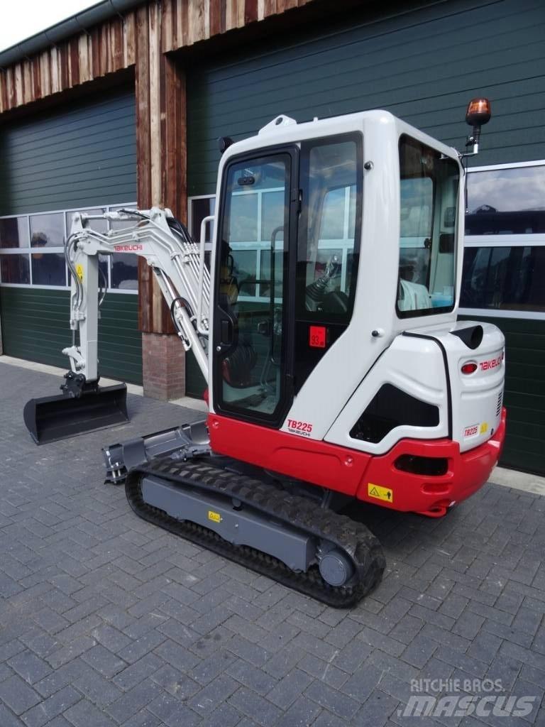 Takeuchi TB 225 Мини екскаватори < 7 т