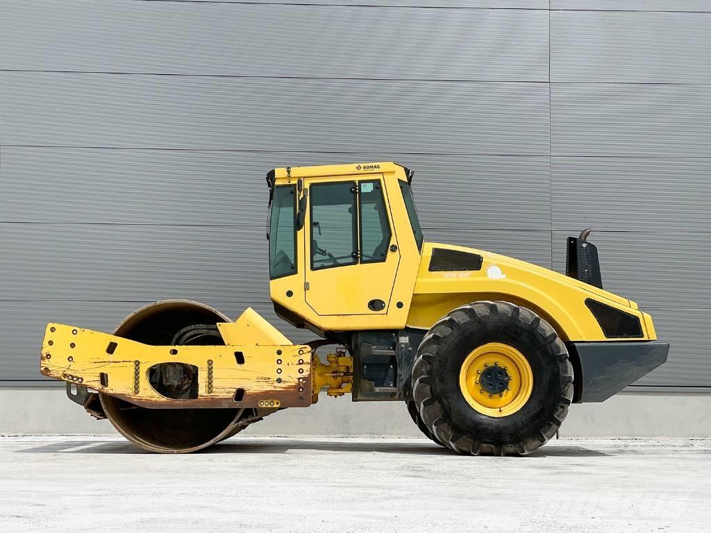 Bomag BW 216 DH-4i Еднобарабанни ролки
