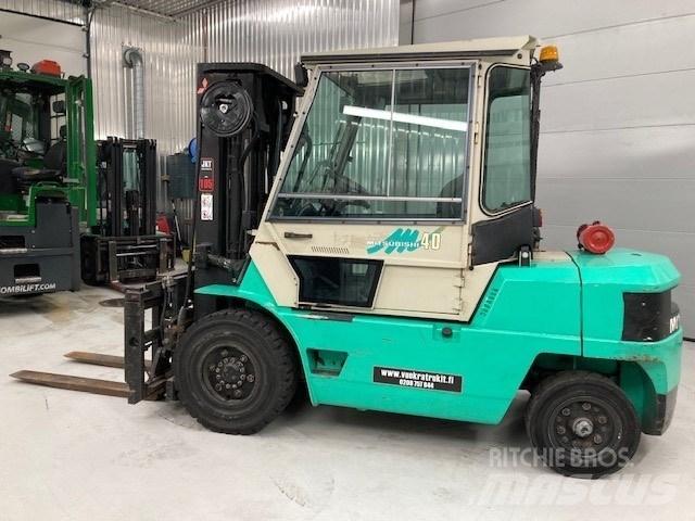 Mitsubishi FD40 Дизелови камиони