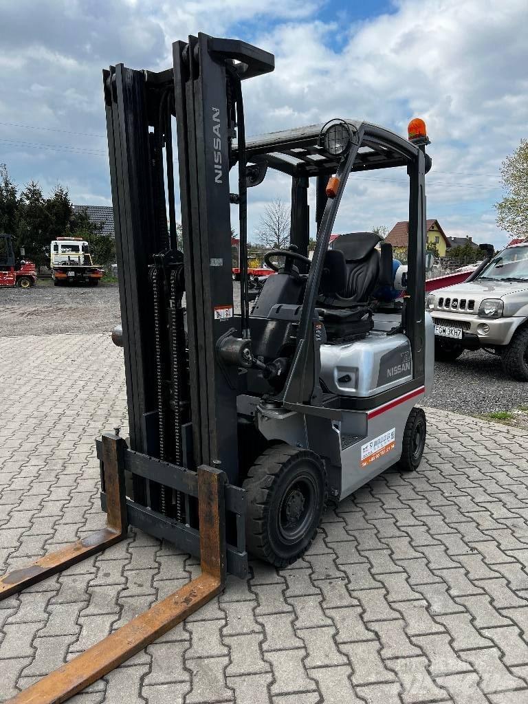 Nissan P1D1A18LQ Камиони с АГУ