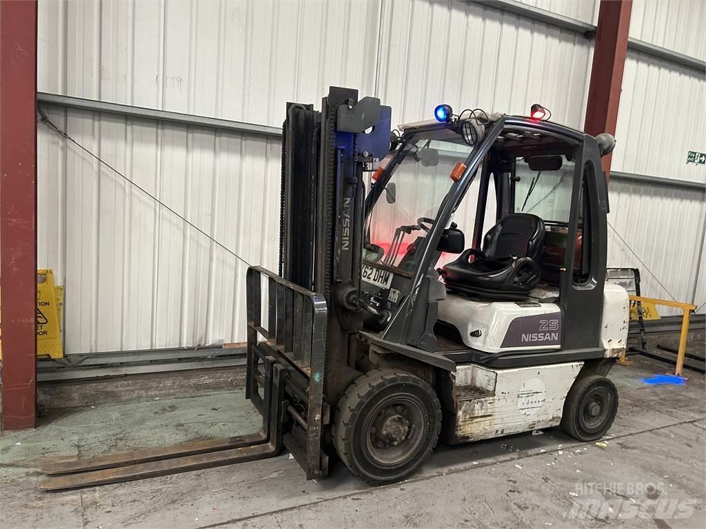 Nissan U1D2A25 Камиони с АГУ
