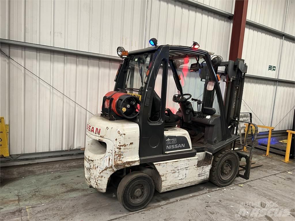 Nissan U1D2A25 Камиони с АГУ