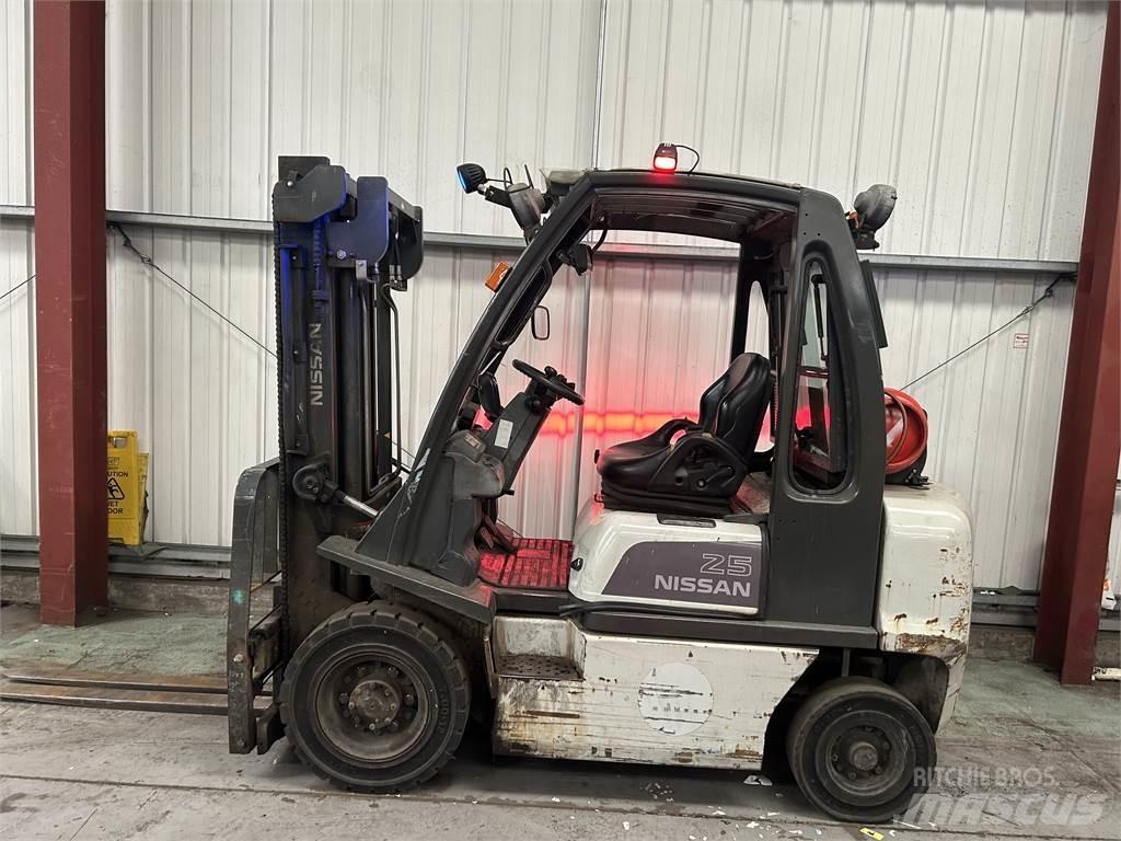 Nissan U1D2A25 Камиони с АГУ
