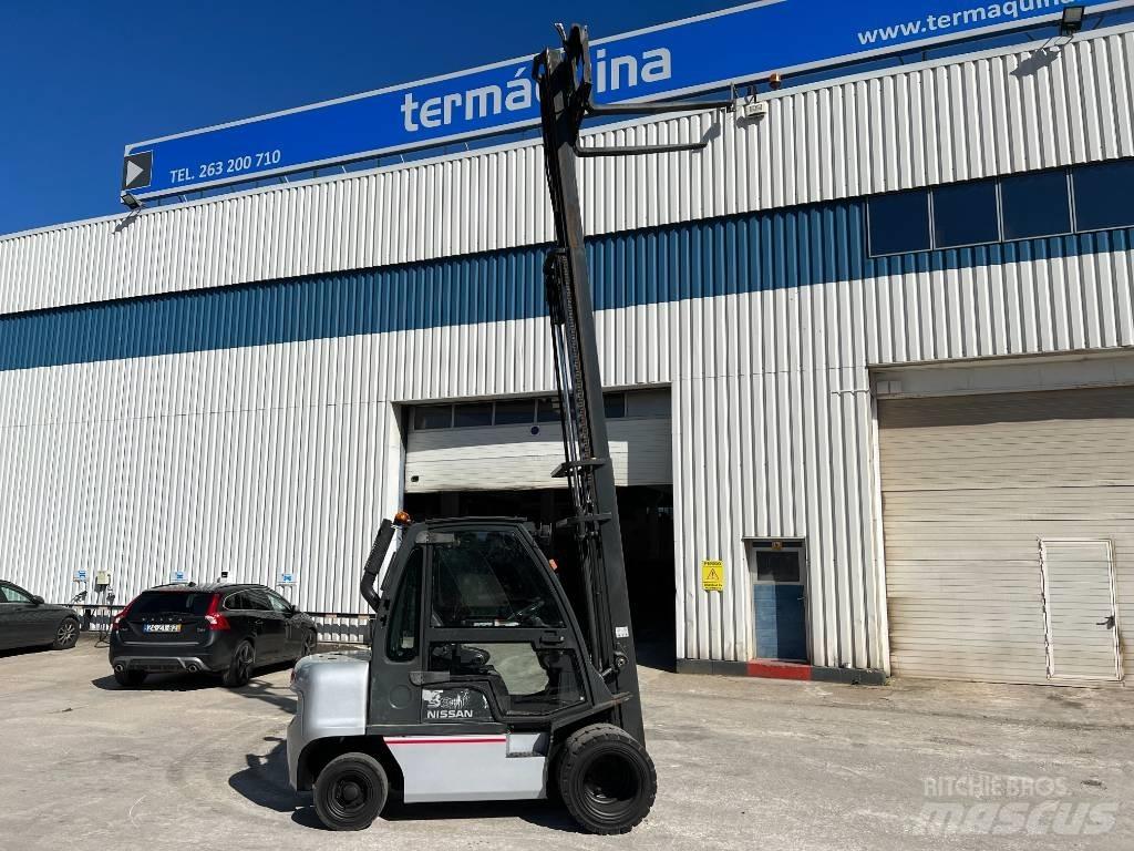 Nissan DX 30 Дизелови камиони