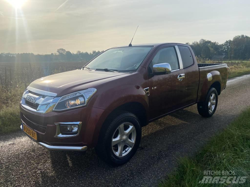 Isuzu D-MAX Пикапи