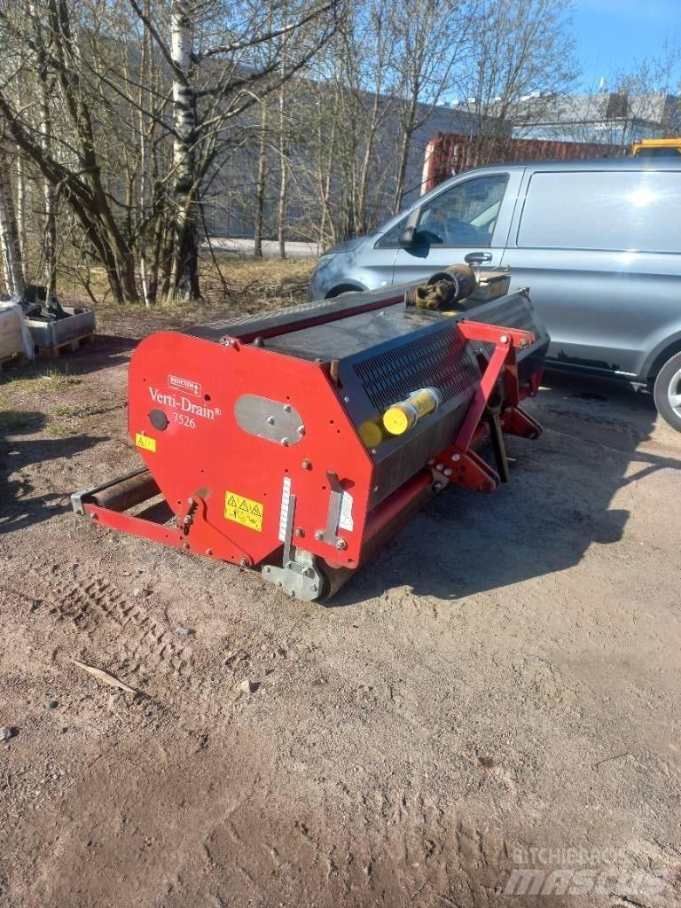 Redexim 7526 Оборудване за аериране и отстраняване на мъртви листа от тревни площи