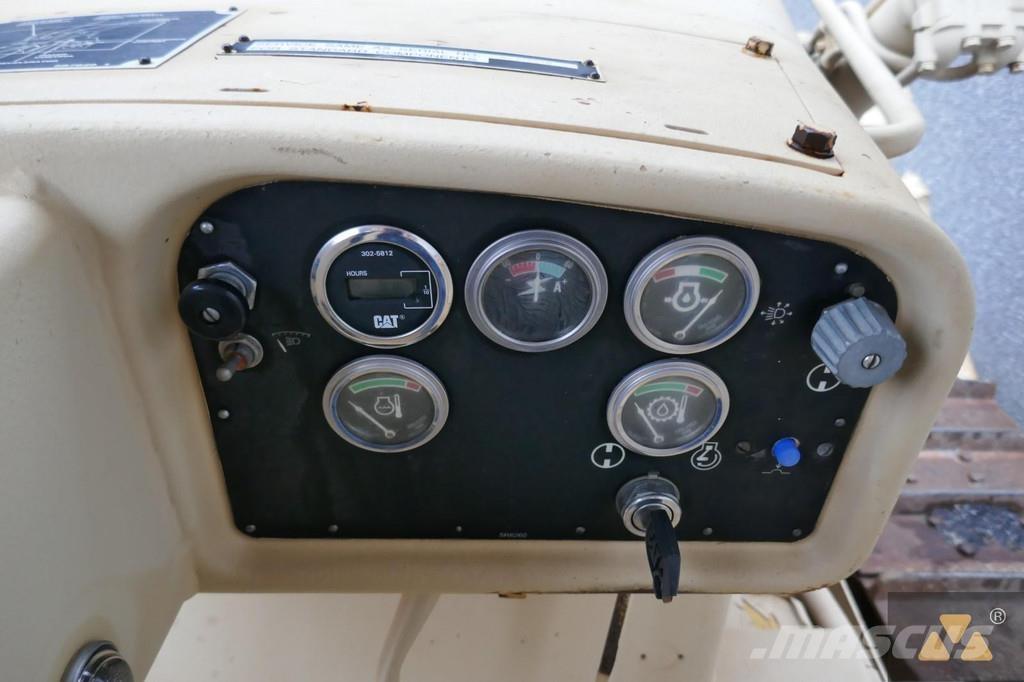 CAT D7G Ex-army Верижни булдозери
