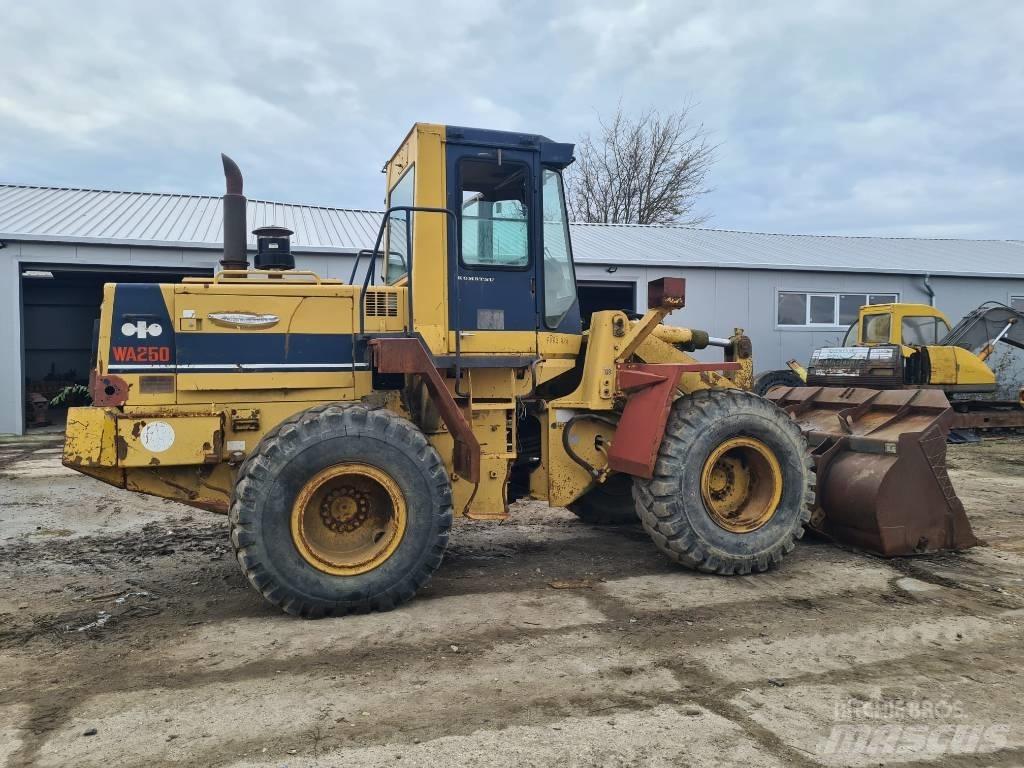 Komatsu WA 250 Колесни товарачи