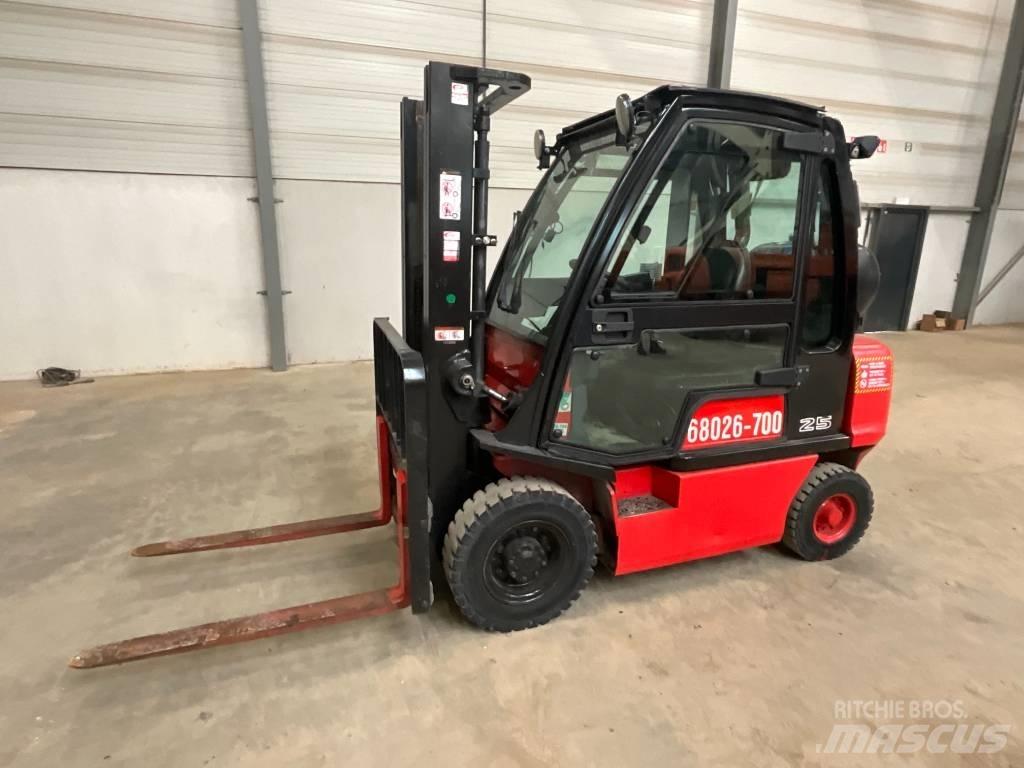 Nissan U1 D2 A 25 LQ Камиони с АГУ