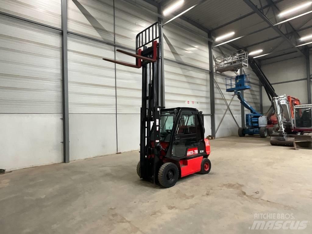 Nissan U1 D2 A 25 LQ Камиони с АГУ