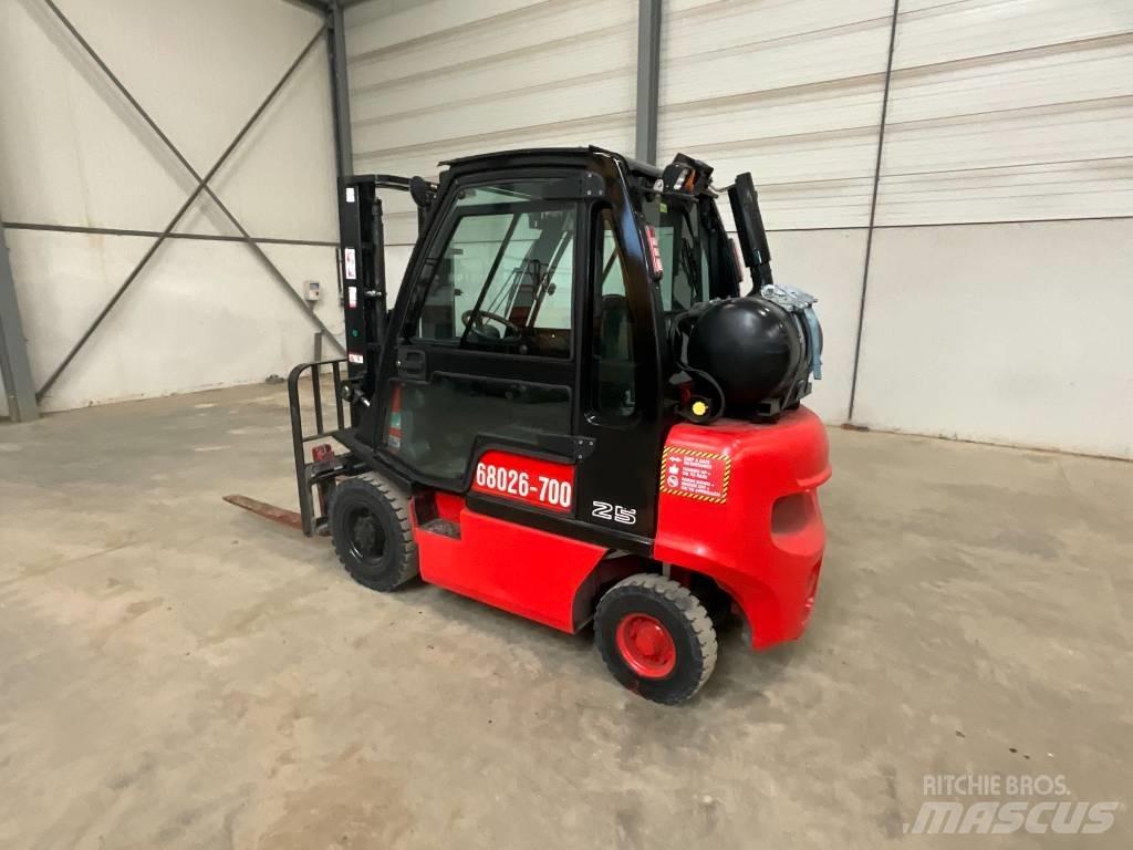 Nissan U1 D2 A 25 LQ Камиони с АГУ