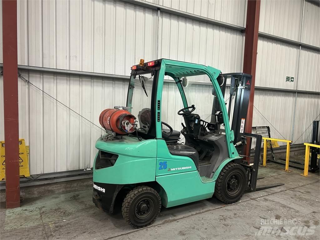 Mitsubishi FG25N Камиони с АГУ
