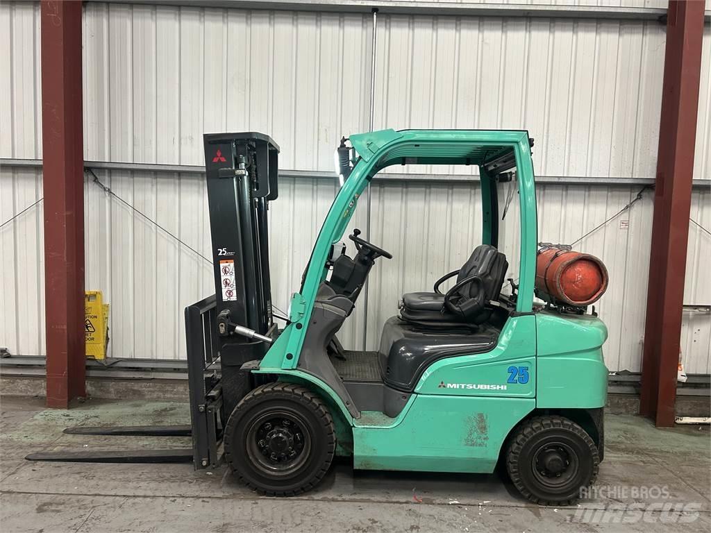 Mitsubishi FG25N Камиони с АГУ