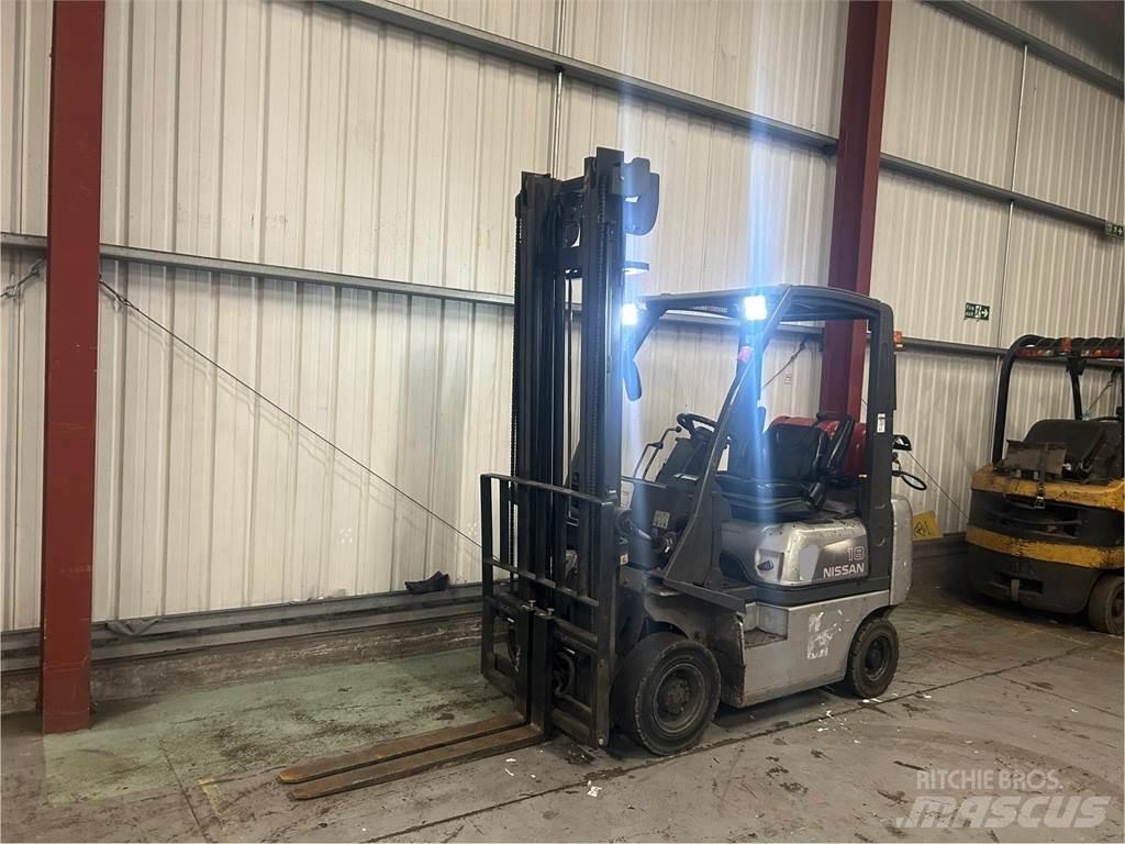 Nissan P1D1A18LQ Камиони с АГУ