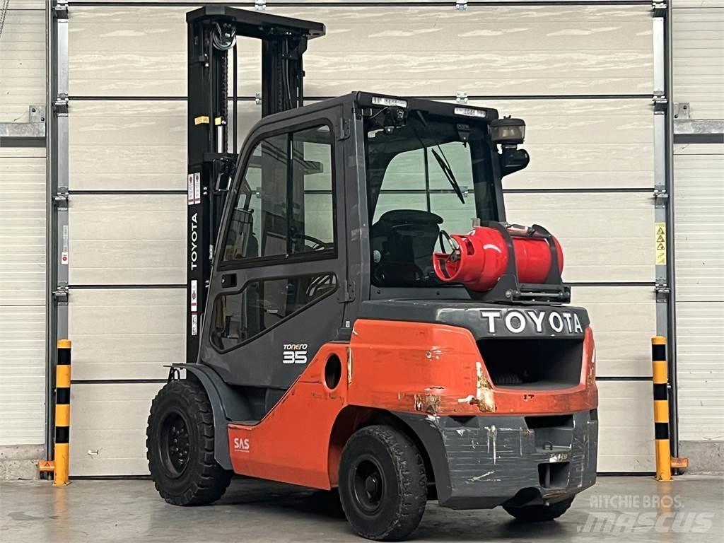 Toyota 8FGJF35 Камиони с АГУ