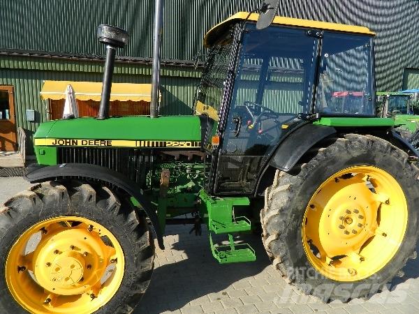John Deere 2250 Трактори