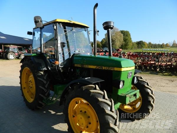 John Deere 2250 Трактори