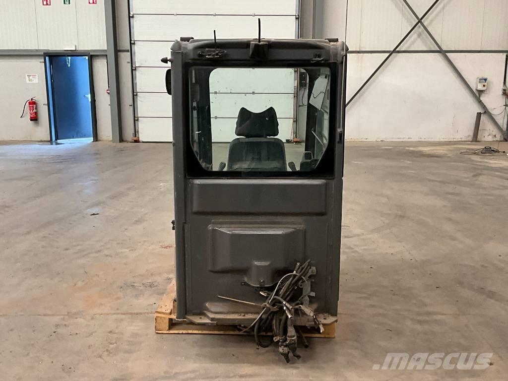 Hitachi ZX 210-3 Кабина