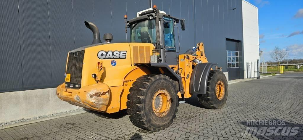 CASE 821 F Колесни товарачи