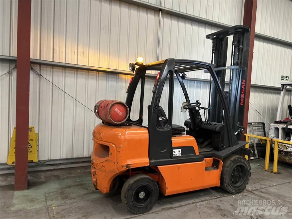 Nissan UGDO2A30PQ Камиони с АГУ