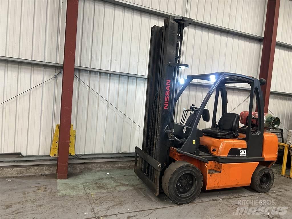 Nissan UGDO2A30PQ Камиони с АГУ